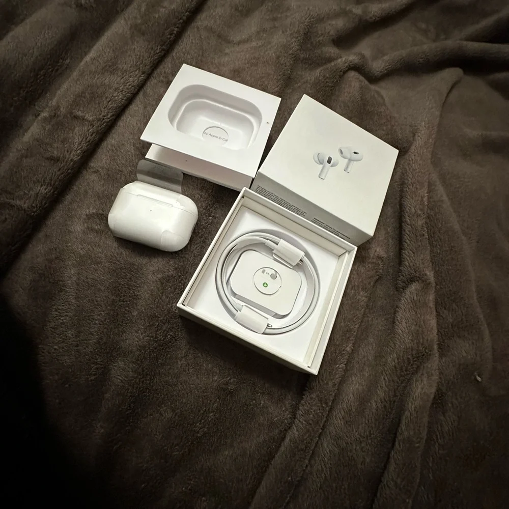 Apple White Headset with Minimalist Design